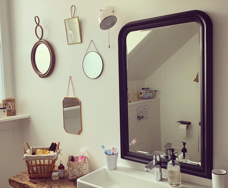 petite salle de bain avec miroirs